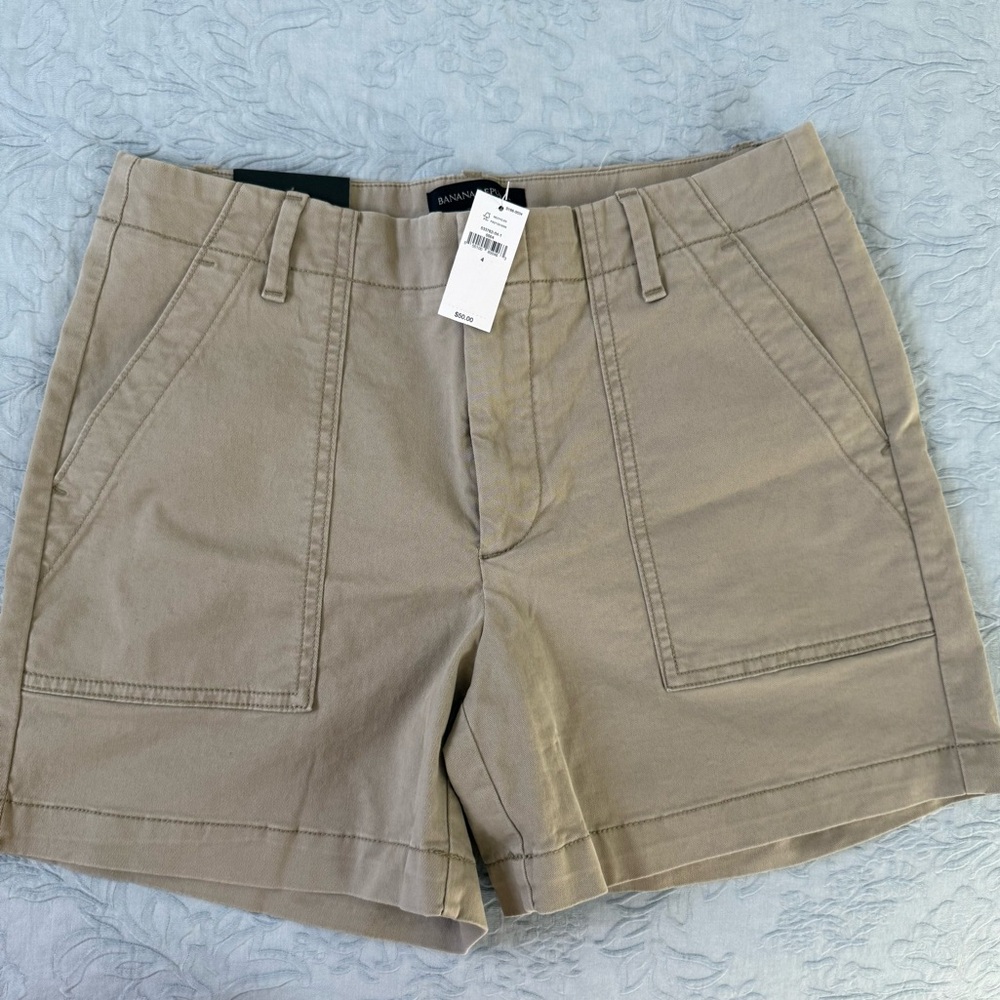 Banana Republic Women's Cargo Shorts in Tan